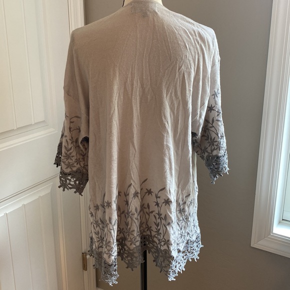 Gorgeous lace flower cardigan! - Picture 5 of 8